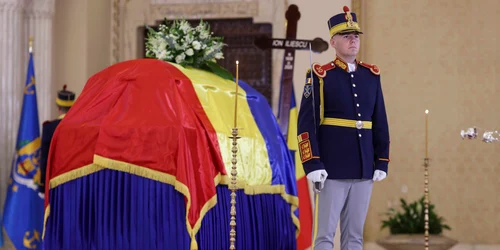 Sicriul cu trupul neînsuflețit al fostului președinte Ion Iliescu a fost depus la Palatul Cotroceni. FOTO Inquam Photos / Octav Ganea