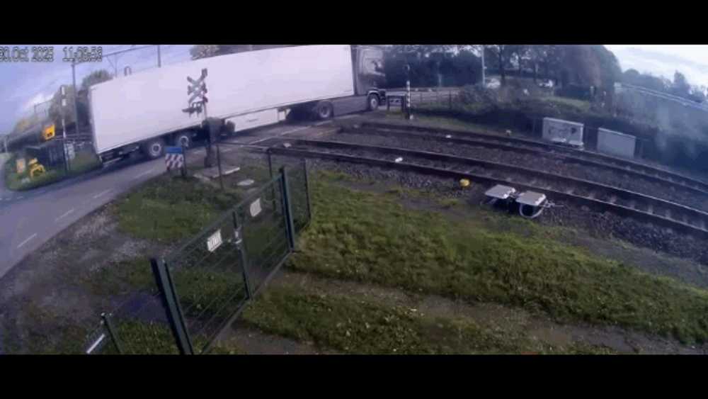 Momentul în care un camion este spulberat de tren în Olanda. „Mai bine deteriorați o barieră decât să puneți o viață în pericol”