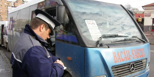 Microbuzele care tranzitează orașul sunt controlate de polițiști.