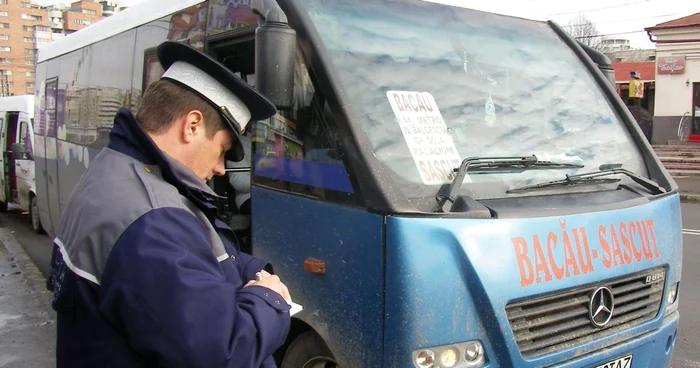 Microbuzele care tranzitează orașul sunt controlate de polițiști.