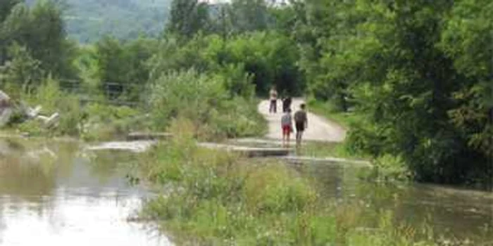 Saramura a ajuns lângă casele din Ocnele Mari