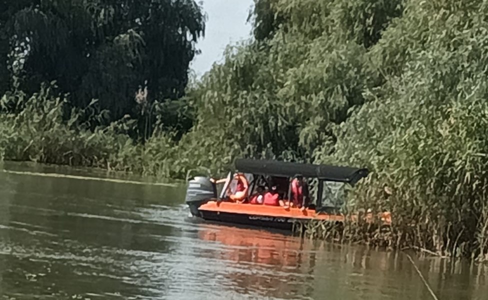 Două ambarcațiuni care transportau turiști s-au ciocnit în Delta Dunării. O persoană a dispărut în ape