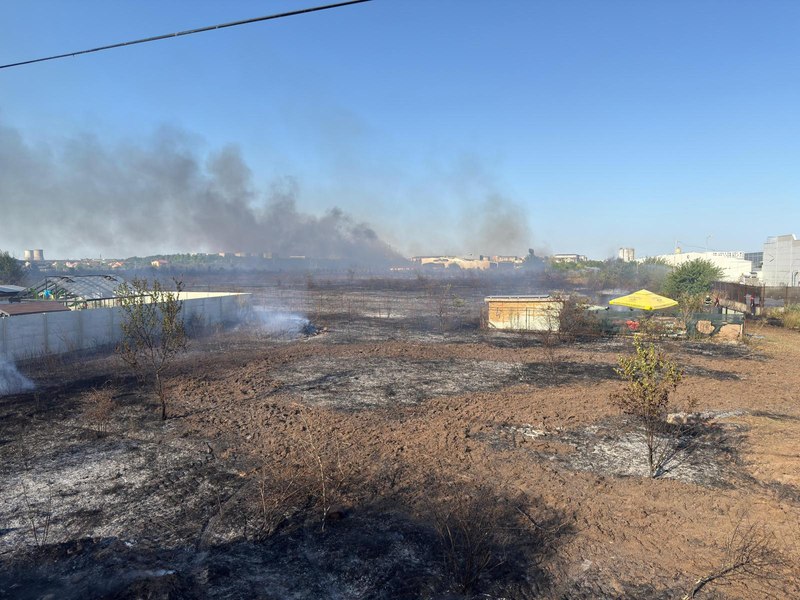 Incendiu violent lângă București: 70 de locuitori din Clinceni evacuați. Misiunea pompierilor, îngreunată de lipsa apei