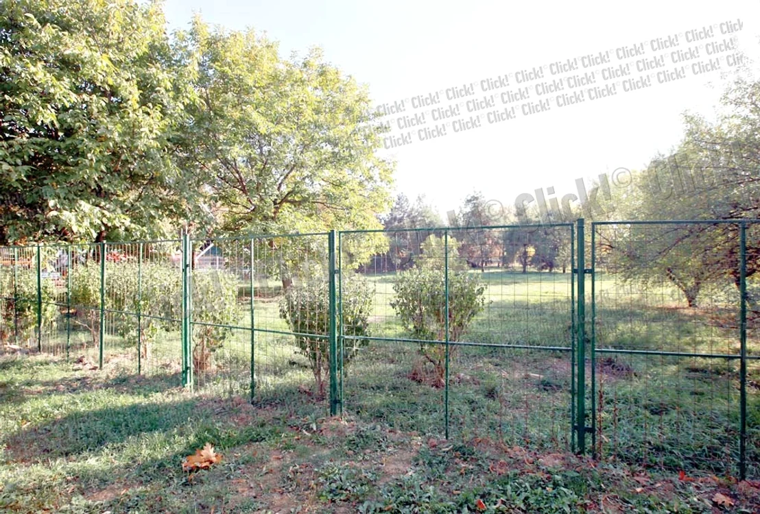 Peste 12 hectare de  spaţiu verde au fost  retrocedate încă din  2005 unei pensio- nare cu veleităţi de  afacerist. Femeia a  cerut avizarea unui  ansamblu rezidenţial,  respins deocamdată  de edili