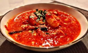 Pentru a crea acest fel, intitulat Midia Saganaki, a folosit creveți, 3 tipuri de scoici şi un sos de roşii cu brânză feta jpeg