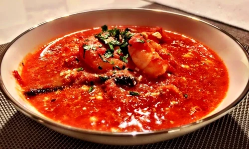 Pentru a crea acest fel, intitulat Midia Saganaki, a folosit creveți, 3 tipuri de scoici şi un sos de roşii cu brânză feta jpeg