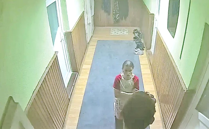 
    În genunchi, cerându-i  iertare agresorului  