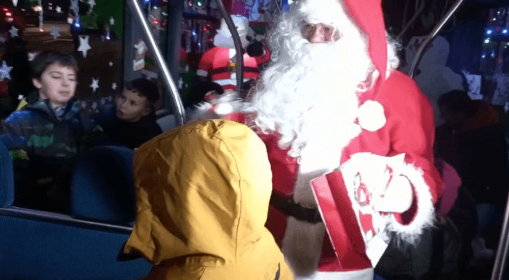 Autobuzul lui Moș Crăciun, cu luminițe și cadouri pentru cei mici. Pe unde circulă  VIDEO FOTO