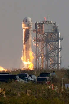 Racheta New Shepard a companiei Blue Origin se ridică din Van Horn Texas cu Jeff Bezos Mark Bezos Oliver Daemen si Wally Funk la bord 20 iulie 2021 FOTO Getty Images / Joe Raedle