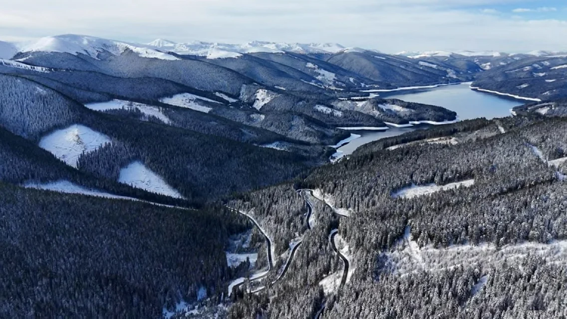 Transalpina - Vidra și Obârșia Lotrului surprinse din dronă la începutul sezonului de iarnă 2023-2024 Captură video YouTube