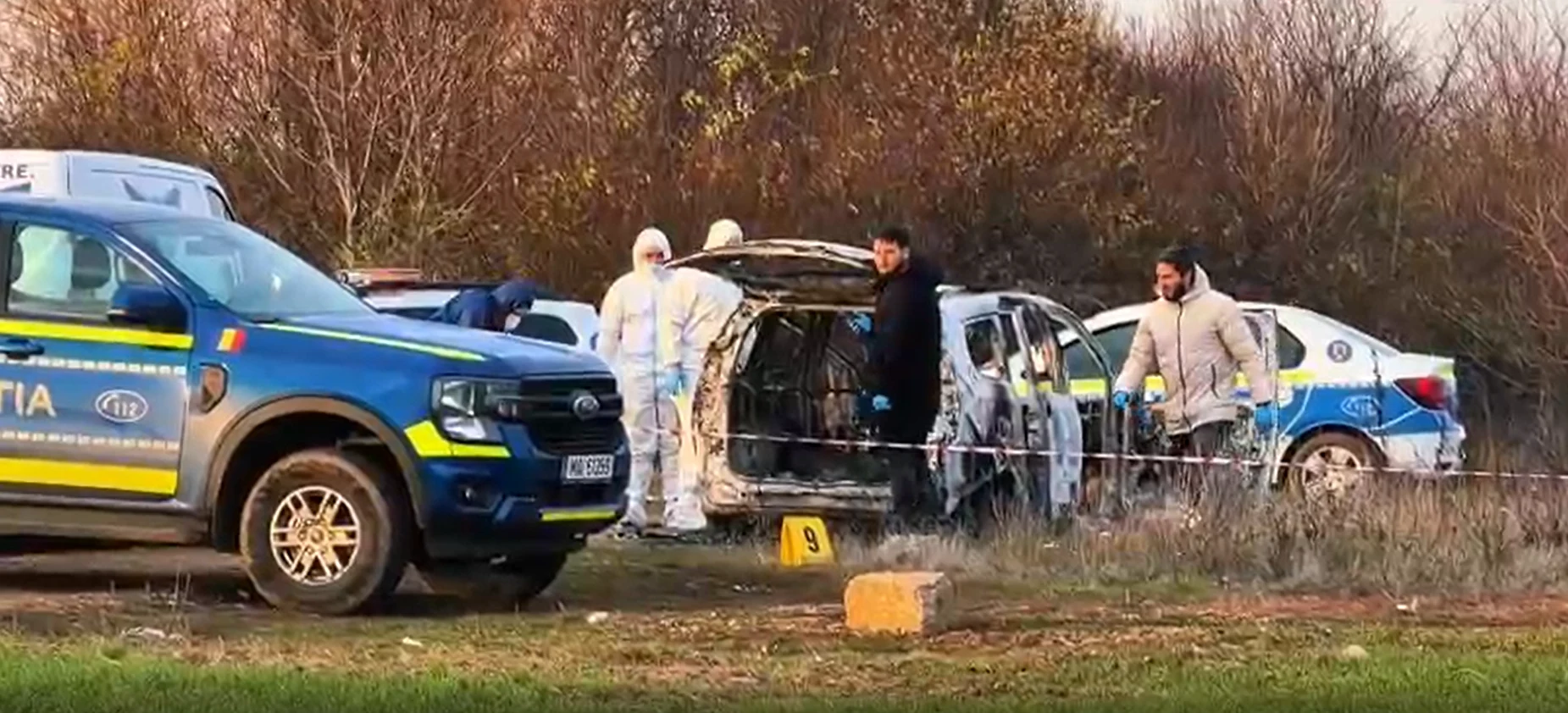 Cadavru carbonizat într-o mașină abandonată lângă o cale ferată. Cine era bărbatul și ce ipoteze iau în calcul anchetatorii
