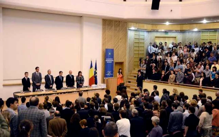 Elevii au fost premiaţă în cadrul unei ceremonii la Aula Universităţii Transilvania. FOTOAndrei Paul.