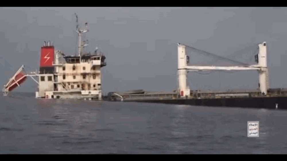 Rebelii houthi au publicat o filmare cu atacul asupra unei nave comerciale în Marea Roșie. Șase persoane, ostatice