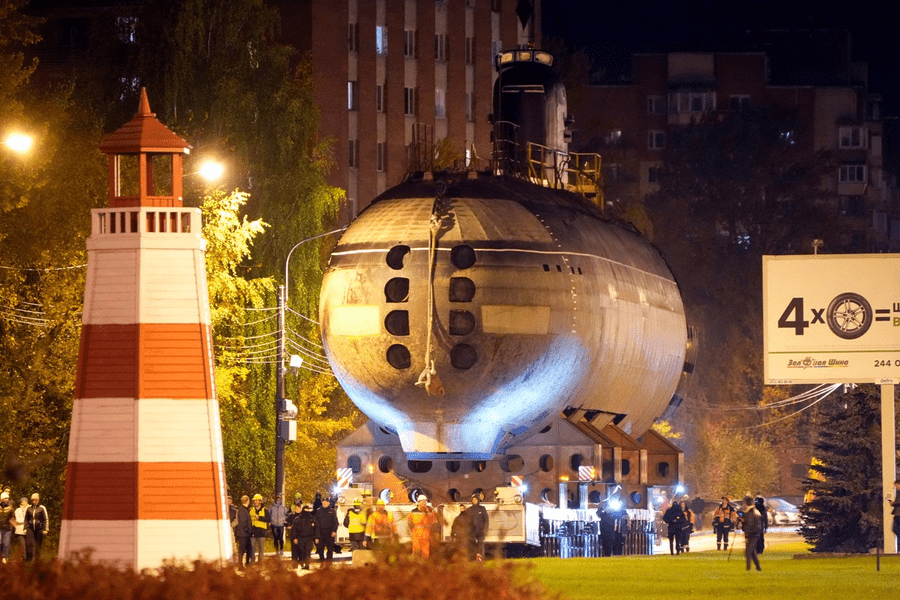 Primul submarinul nuclear sovietic, transportat pe străzile din Rusia. Va fi transformat în muzeu FOTO VIDEO