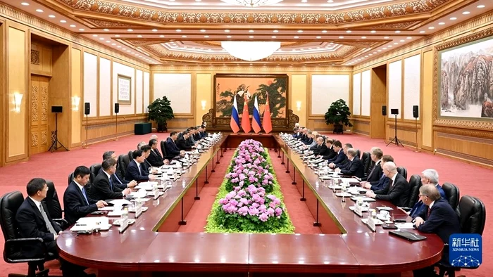 Președintele Xi Jinping purtând discuții cu Vladimir Putin la Sala Mare a Poporului