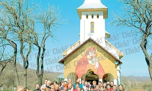 Jucătoarele de la HCM Baia Mare au  luat masa alături de  părintele Irineu  (FOTOGRAFII: Cosmin Carp) jpeg