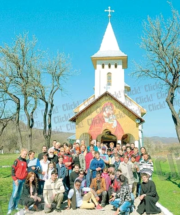 Jucătoarele de la HCM Baia Mare au  luat masa alături de  părintele Irineu  (FOTOGRAFII: Cosmin Carp)