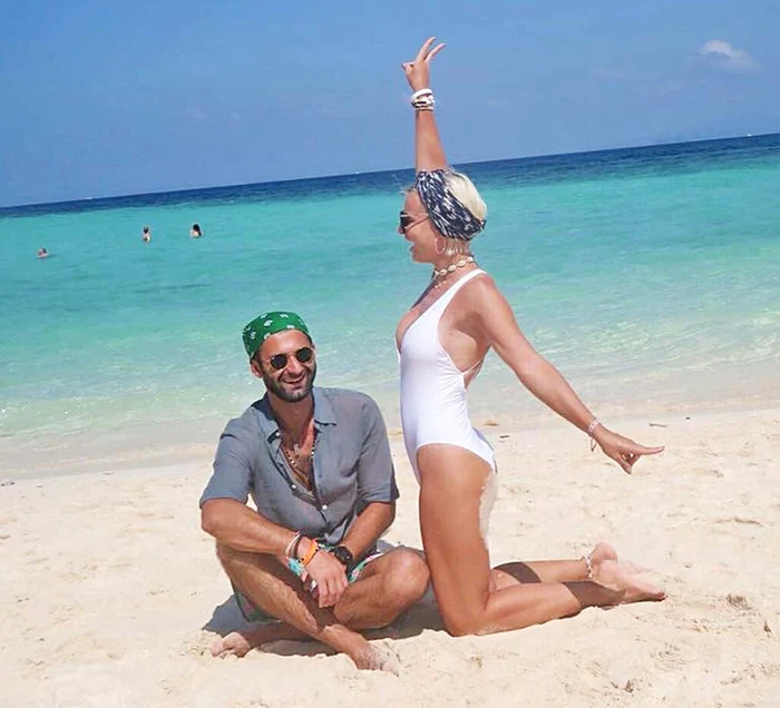 Jojo şi Paul Ipate se bucură de soare alături de fiica lor