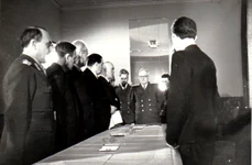 Gheorghe Gheorghiu Dej, Gheorghe Tătărescu, Petru Groza și alții, primiți de Andrei Ianuarievici Vîșinski la Legația Sovietică, cu prilejul reunirii Nordului Transilvaniei cu România (© „Fototeca online a comunismului românesc”, cota: 103/1945)