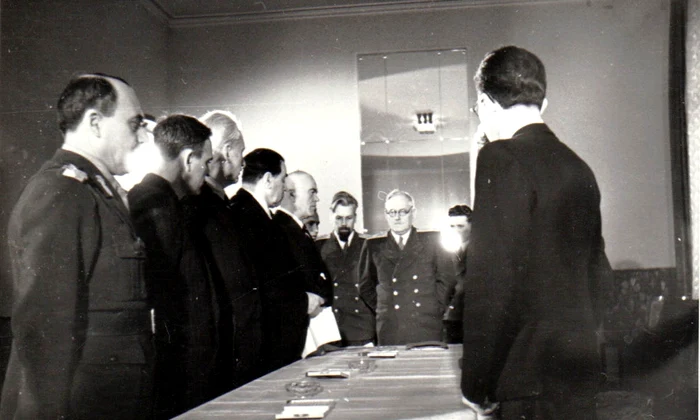 Gheorghe Gheorghiu Dej, Gheorghe Tătărescu, Petru Groza și alții, primiți de Andrei Ianuarievici Vîșinski la Legația Sovietică, cu prilejul reunirii Nordului Transilvaniei cu România (© „Fototeca online a comunismului românesc”, cota: 103/1945)