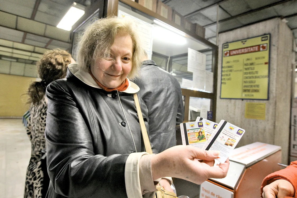 
    Irina Florescu şi-a  cumpărat trei cartele  cu câte 10 călătorii  