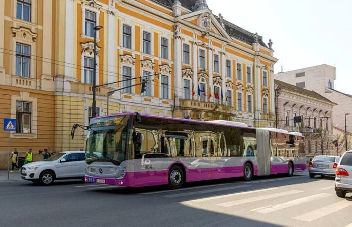 Autobuzele articulate Mercedes Conecto circulă pe străzile Clujului din 2018. FOTO: Facebook / Emil Boc