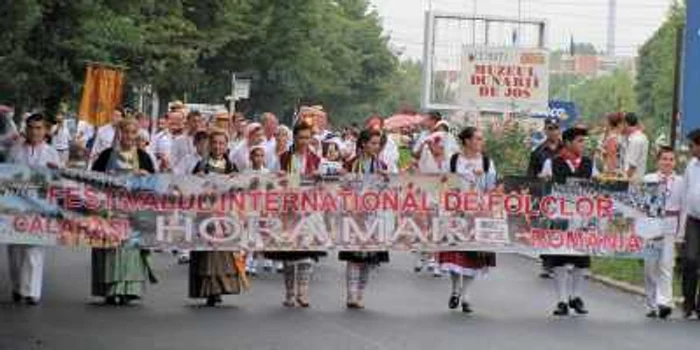 Ansambluri din trei ţări vor încânta publicul