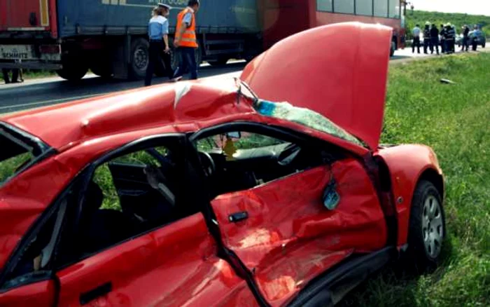 Maşina a fost distrusă, iar şoferul ei a fost rănit. D.G.