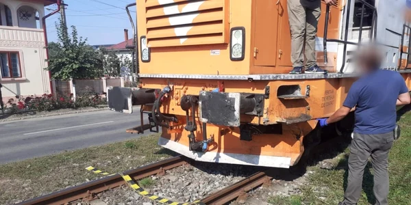 trenul care a lovit autoutilitara la Putna
