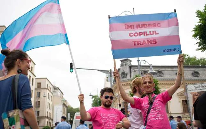 Activişti transgender flutură steagul comunităţii lor. FOTO: Facebook Alexa Valianatos