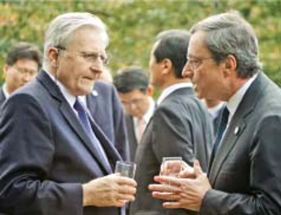 Mario Draghi (dreapta) va prelua şefia Bămcii Europene,  în noiembrie, de la Jean-Claude Trichet   