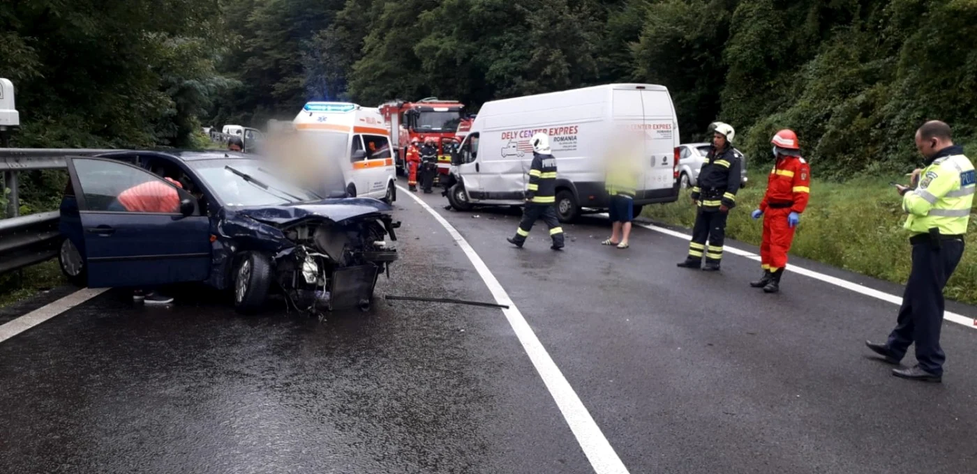 Accident rutier pe Valea Oltului - DN7- în Tuţuleşti - Vâlcea - coliziune între un microbuz şi un autoturism cu patru persoane implicate dintre care una încarcerată Foto Adevărul