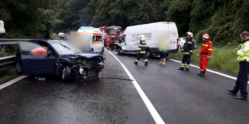 Accident rutier pe Valea Oltului - DN7- în Tuţuleşti - Vâlcea - coliziune între un microbuz şi un autoturism cu patru persoane implicate dintre care una încarcerată Foto Adevărul