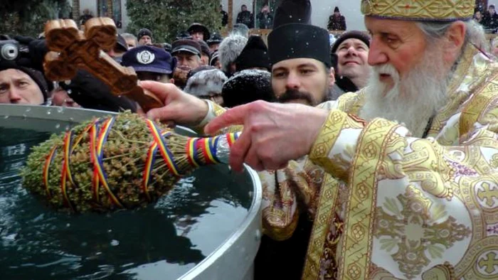 Apa tămăduitoare este sfințită de preoți în ziua de Bobotează