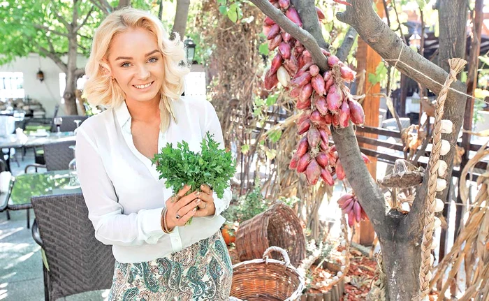 
    Maria ne-a arătat cum  se prepară salata la  restaurantul “Cocoşu’  Roşu” din Bucureşti,  acolo unde obişnuieşte  să mai ia prânzul  