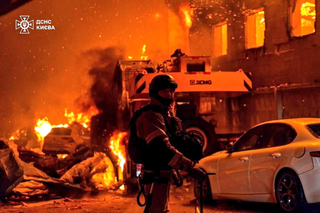 Incendiu în Kiev după atacurile Rusiei/FOTO:X