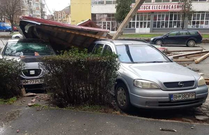 Acoperişurile unor blocuri au căzut peste maşini în Oradea. Foto: Grupul Facebook Infotrafic Bihor