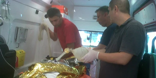 Muncitorul accidentat era conştient în drum spre spital