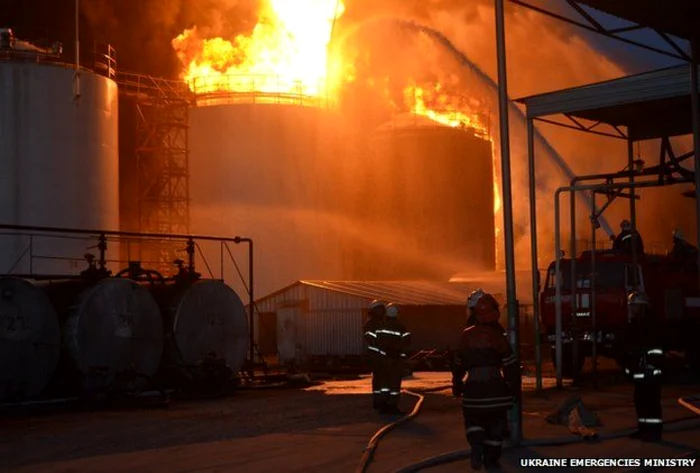 Pompierii utilizează spumă pentru a stinge incendiile şi stropesc cu apă rezervoarele din apropiere pentru a împiedica extinderea flăcărilor FOTO Ministerul de Urgenţă ucrainean