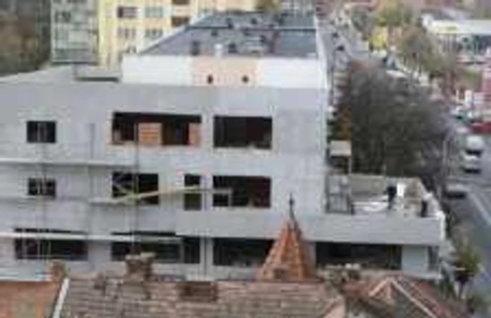 Clădirea construită ilegal este aproape gata
