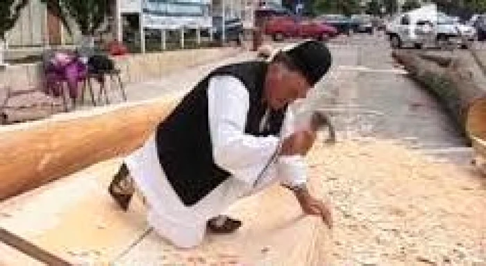 Meşterul Ion Rodoş si Fiul său, Gheorghe Rodoş, au lucrat timp de două săptămâni la acest proiect.