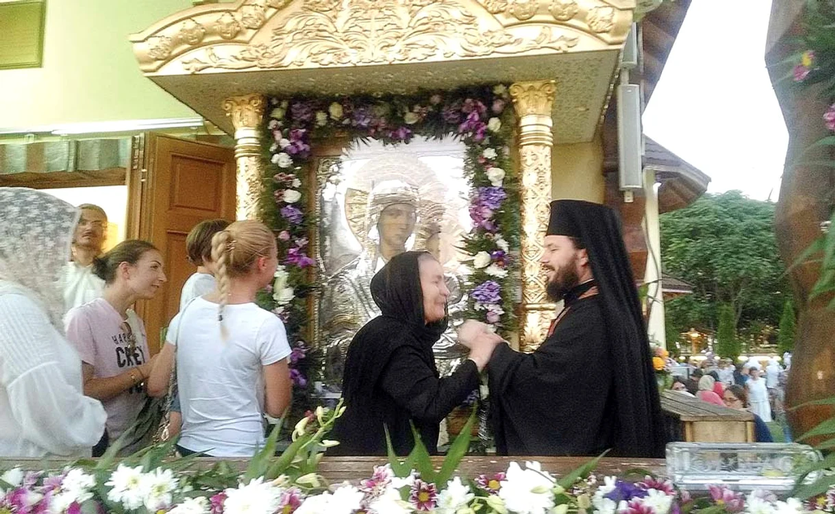 
    Coadă la Icoana Maicii Domnului Prodromiţa serbată la 12 iulieFoto: Tatiana Solomon  