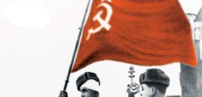 Soldaţi ai Armatei Roşii arborând drapelul Uniunii Sovietice pe o clădire din Budapesta