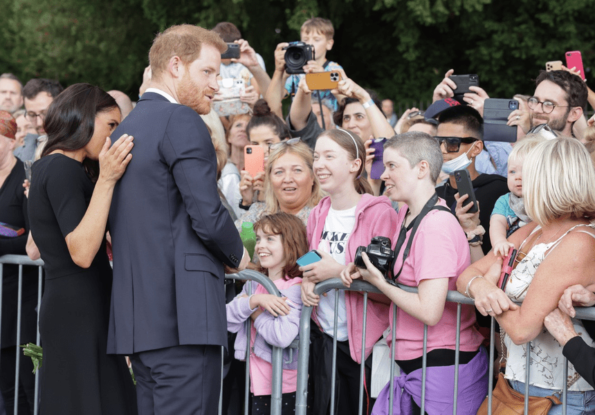 Prințul Harry, către oamenii din fața castelului Windsor: E un loc pustiu fără Regină