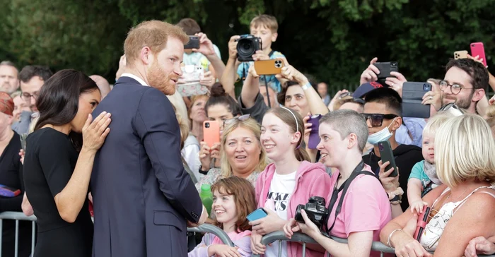 Prințul Harry și soția sa vorbind cu mulțimea de la Castelul Windsor / Foto Arhivă