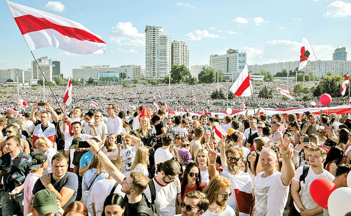 
    Milioane de oameni au ieşit în  stradă pentru a cere organizarea  de alegeri democrate  