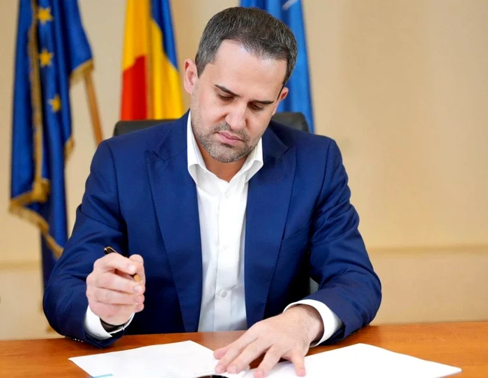 Ciprian Șerban a semnat pentru achiziţia de maşini electrice la SRI, STS și SPP. FOTO: Facebook