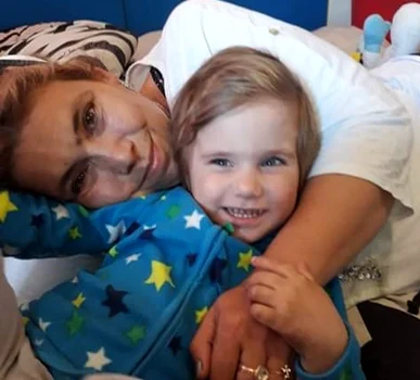 Ioana Tufaru și fiul său. Sursă: Facebook