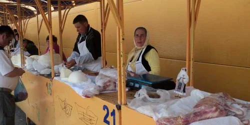 Ţăranii îşi vând mieii direct pe tarabele de la Piaţa Centrală