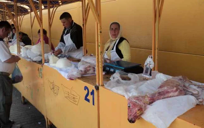Ţăranii îşi vând marfa direct la tarabele de la Piaţa Centrală, foto: Florin Jbanca